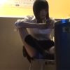 【JKパンチラ盗撮動画】ゲーセンのベンチに座る女子校生…足のお行儀が悪くて純白パンツが丸見えｗｗｗ