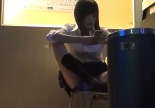 【JKパンチラ盗撮動画】ゲーセンのベンチに座る女子校生…足のお行儀が悪くて純白パンツが丸見えｗｗｗ