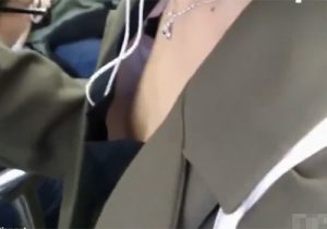 【素人胸チラ隠撮動画】電車の中でスマホ操作に気を取られ無防備なお姉さんが貧乳乳首を撮影されるｗｗｗ