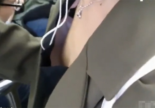 【素人胸チラ盗撮動画】電車の中でスマホ操作に気を取られ無防備なお姉さんが貧乳乳首を撮影されるｗｗｗ