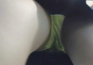 【JKパンチラ盗撮動画】サテン生地の派手な下着を履いてる女子校生のスカート内を逆さ撮りｗｗｗ