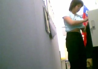 【着替え盗撮動画】会社の女子更衣室で着替えるパート主婦たちの服に隠された姿を覗き見ｗｗｗ