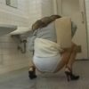 【トイレ盗撮動画】尿意を我慢してるお姉さんが個室に入る前にパンツ履いたままお漏らしするｗｗｗ