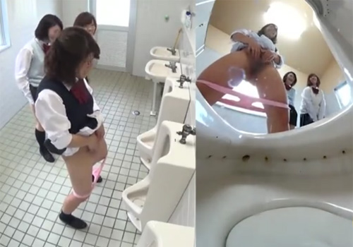 【JKトイレ盗撮動画】女子便所が清掃中で使えず男子便所で小便を撒き散らす女子校生たちｗｗｗ